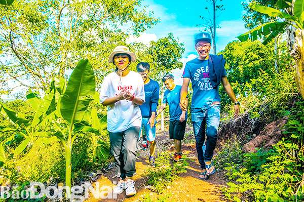 Du khách trải nghiệm hoạt động leo núi tại Vườn sinh thái Đồi Hoa Vàng (xã Hàng Gòn, TP.Long Khánh). Ảnh: H.Long