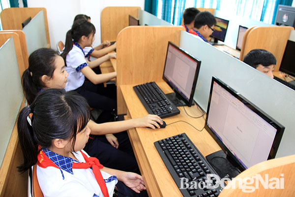 Học sinh Trường THCS Trần Phú (thị trấn Gia Ray, huyện Xuân Lộc) trong giờ thực hành Tin học. Ảnh: T.Nam