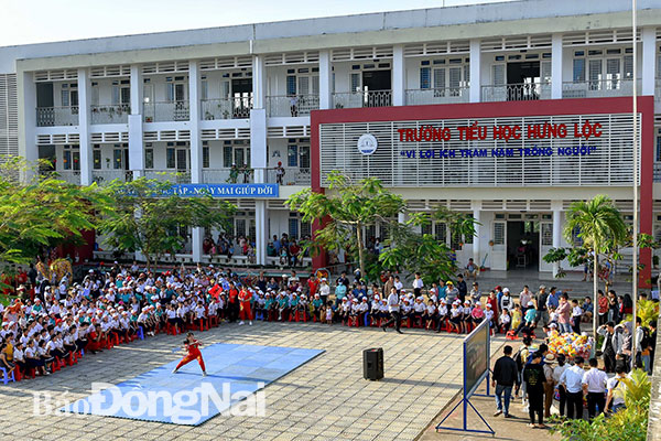 Trường tiểu học Hưng Lộc (huyện Thống Nhất) được công nhận đạt chuẩn quốc gia năm 2017 (cũng là năm trường được chuyển về cơ sở mới)