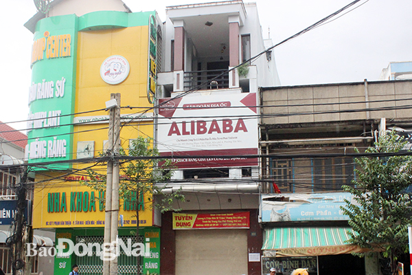 Văn phòng thành lập trái phép của Công ty cổ phần địa ốc Alibaba trên đường Phạm Văn Thuận (phường Tân Mai, TP.Biên Hòa). Ảnh:K.Minh