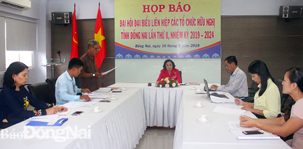 Chủ tịch Liên hiệp tỉnh Bùi Ngọc Thanh chủ trì buổi họp báo với các cơ quan báo chí trong tỉnh