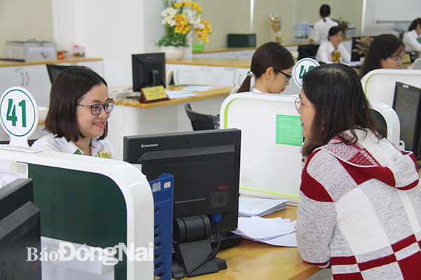 Khách hàng giao dịch tại Vietcombank chi nhánh Đồng Nai