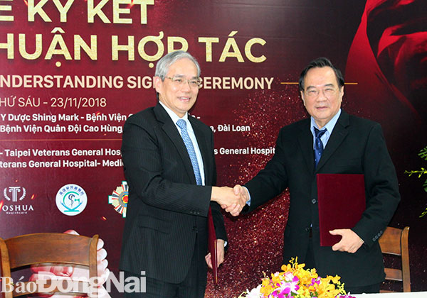 Lãnh đạo Bệnh viện đại học y dược Shing Mark (bên phải) ký kết hợp tác đào tạo nhân lực và chuyển giao các kỹ thuật cao với lãnh đạo Bệnh viện Quân đội Đài Bắc, Đài Loan hồi cuối năm 2018. Ảnh: H. Dung