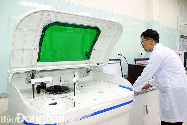 Một máy xét nghiệm hóa sinh giúp xét nghiệm phát hiện ung thư tại Phòng khám đa khoa Hạnh Phúc. Ảnh: H. Dung