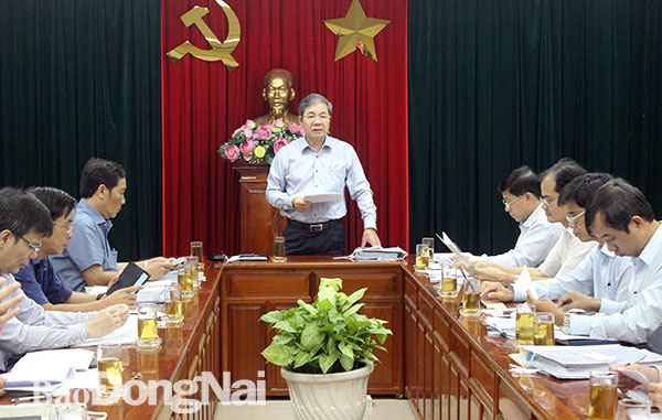 Phó chủ tịch UBND tỉnh Nguyễn Quốc Hùng chỉ đạo tại cuộc họp