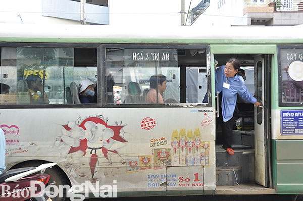 Tuyến xe buýt số 9 từ TP.Biên Hòa đi huyện Trảng Bom đã cũ kỹ, xuống cấp trầm trọng. Ảnh: T. Hải