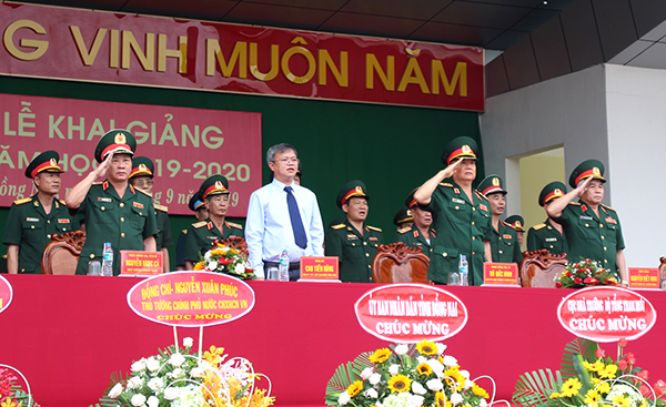 Chủ tịch UBND tỉnh Đồng Nai Cao Tiến Dũng cùng các đại biểu dự lễ