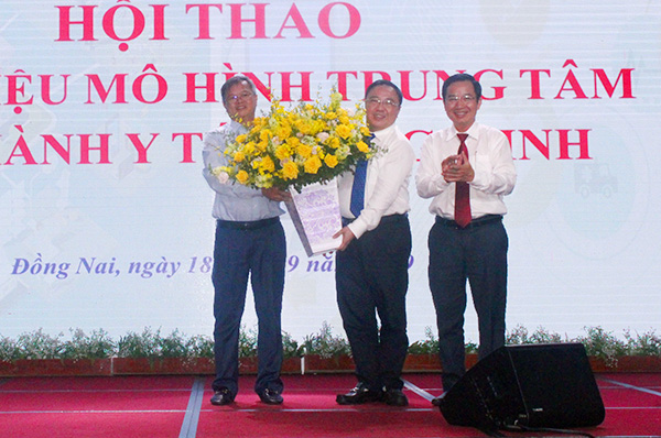 Lãnh đạo Sở Y tế tặng hoa chúc mừng Chủ tịch UBND tỉnh Cao Tiến Dũng chính thức nhận nhiệm vụ.