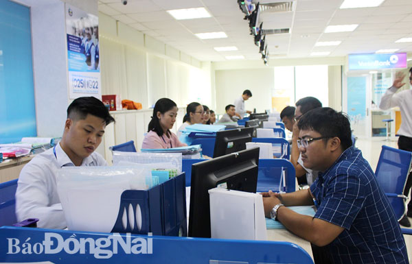 Cán bộ, công chức Trung tâm hành chính công tỉnh Đồng Nai  đẩy mạnh giải quyết thủ tục hành chính hỗ trợ người dân