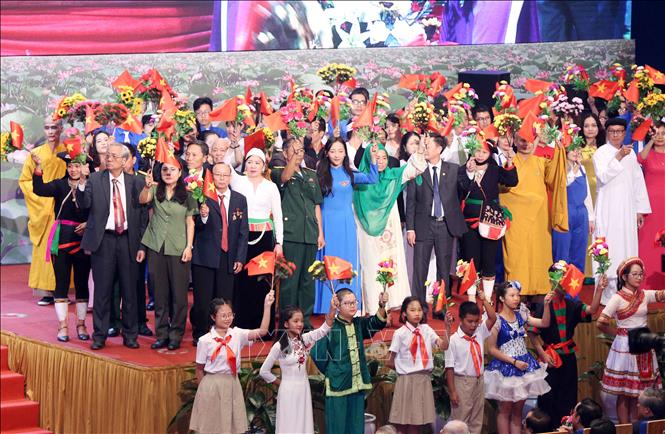 Trong ảnh: Đoàn đại biểu nhân dân Thủ đô Hà Nội thay mặt các tầng lớp nhân dân cả nước chào mừng Đại hội. Ảnh: TTXVN