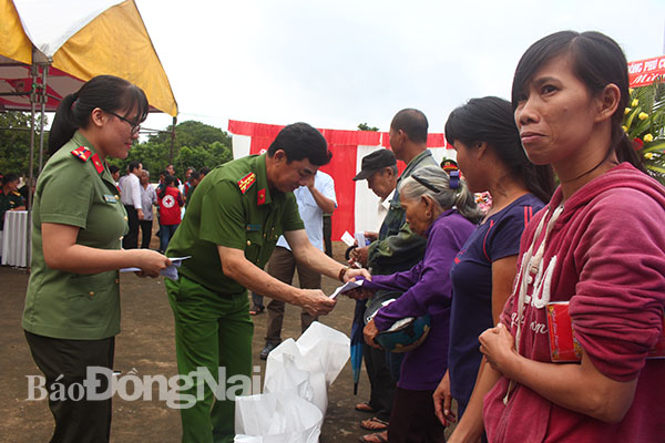 Đại tá Văn Quyết Thắng, Phó giám đốc phụ trách công an tỉnh trao quà cho người dân nghèo tại xã Phú Vinh