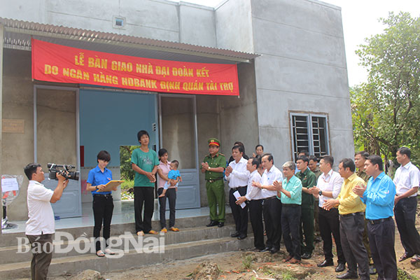 Đại tá Huỳnh Ngọc Đáng, Trưởng công an huyện Định Quán trao nhà tình thương cho người nghèo