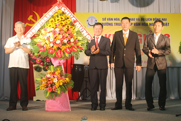 Giám đốc Sở Văn hóa - thể thao và du lịch Lê Kim Bằng tặng hoa chúc mừng nhà trường nhân dịp khai giảng năm học mới