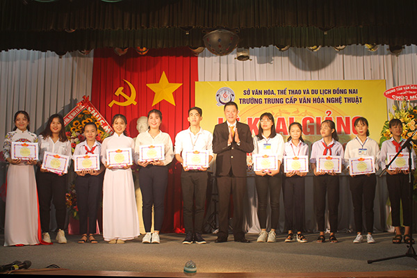 Ban giám hiệu trao tặng giấy khen và phần thưởng cho học sinh có thành tích cao trong học tập