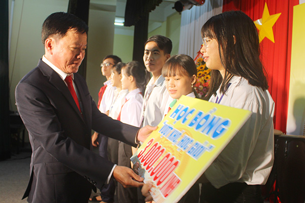 Hiệu trưởng Trường trung cấp Văn hóa nghệ thuật Ðồng Nai Nguyễn Hồng Ân trao tặng học bổng cho học sinh