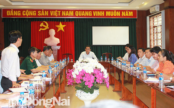 Phó chủ tịch UBND tỉnh Võ Văn Chánh làm việc tại UBND huyện Long Thành Ảnh: B.Nguyên