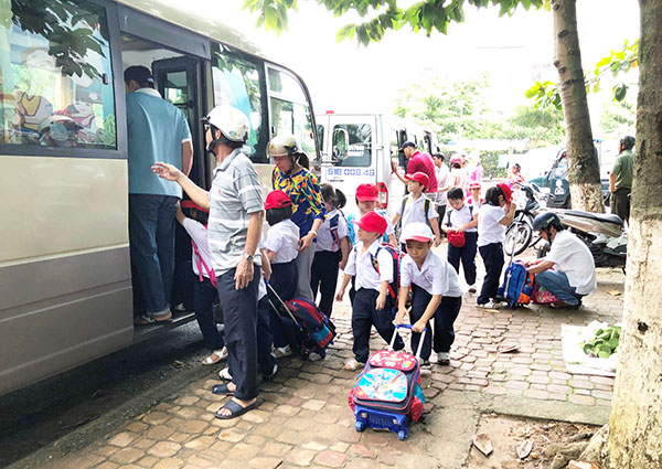 Học sinh Trường tiểu học Nguyễn Du (TP.Biên Hòa) sau buổi sáng học ở trường sẽ lên ô tô về nhà cô ăn trưa và học thêm vào buổi chiều. Ảnh: C. Nghĩa
