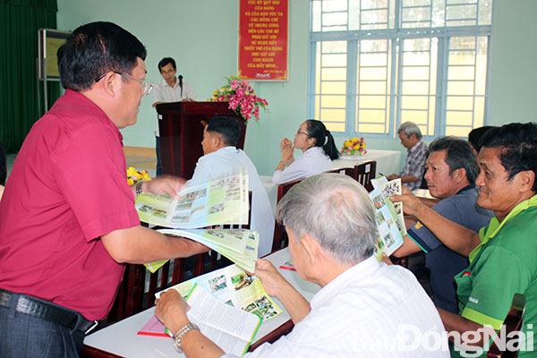 Đồng bào dân tộc thiểu số xã Lang Minh (huyện Xuân Lộc) tham dự buổi tuyên truyền pháp luật do Ban Dân tộc tỉnh tổ chức tại UBND xã Lang Minh. Ảnh: Đ.Phú