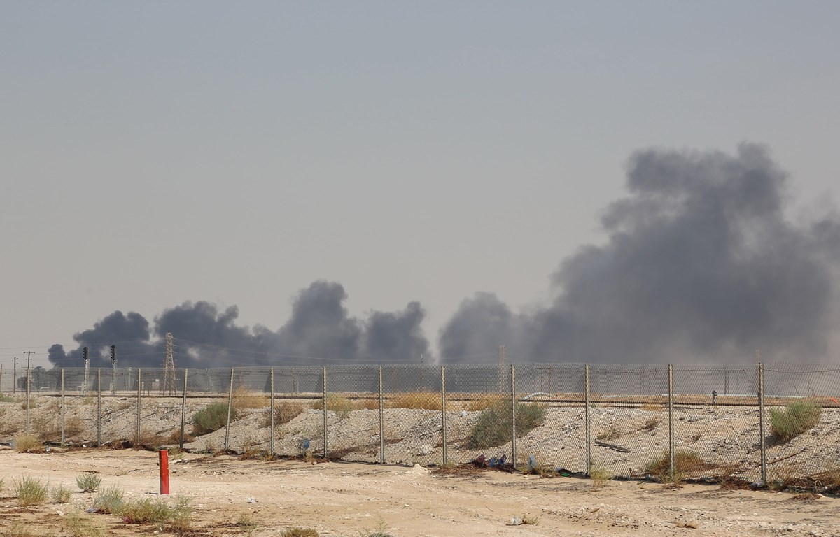 Khói bốc lên từ nhà máy lọc dầu Aramco ở Abqaiq, miền Đông Saudi Arabia sau vụ tấn công ngày 14-9-2019. (Ảnh: AFP/TTXVN)
