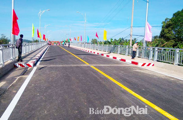  Cầu Đắc Lua là một trong những công trình trọng điểm của huyện Tân Phú