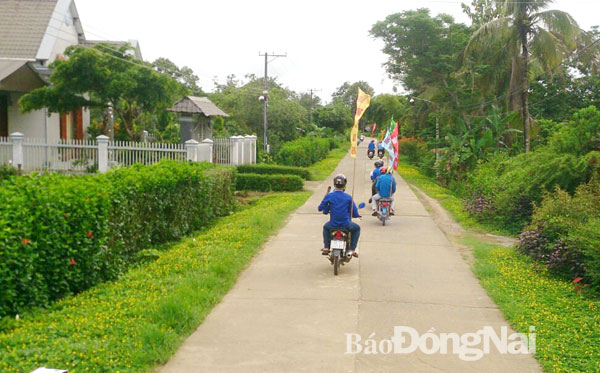 Đường giao thông tại xã Đắc Lua (huyện Tân Phú) được xây dựng khang trang, sạch đẹp theo chuẩn nông thôn mới