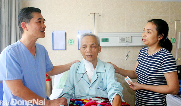 TS-BS.Nguyễn Anh Dũng thăm khám bệnh nhân sau ca phẫu thuật. Ảnh: H. Dung