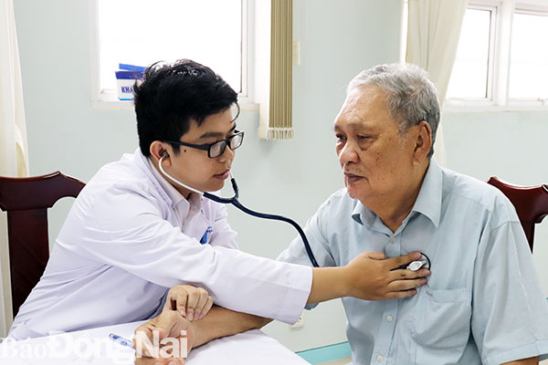 Bác sĩ Bệnh viện đa khoa Đồng Nai khám bệnh cho người cao tuổi