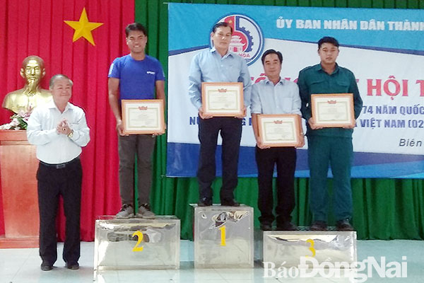 Phó chủ tịch UBND TP.Biên Hòa Phan Chí Cường trao giải cho các đơn vị tham gia