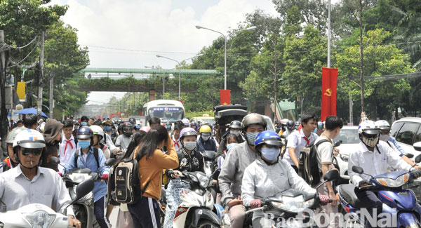 Để đường đến trường an Giao thông ùn tắc nghiêm trọng trước khu vực cổng Trường TH-THCS-THPT Bùi Thị Xuân (phường Tân Tiến, TP.Biên Hòa). Ảnh: T.Hải