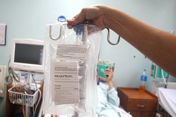 Hiện các bệnh viện trên địa bàn tỉnh đều khan hiếm dịch truyền chống sốc sốt xuất huyết, phải sử dụng Hes 130.