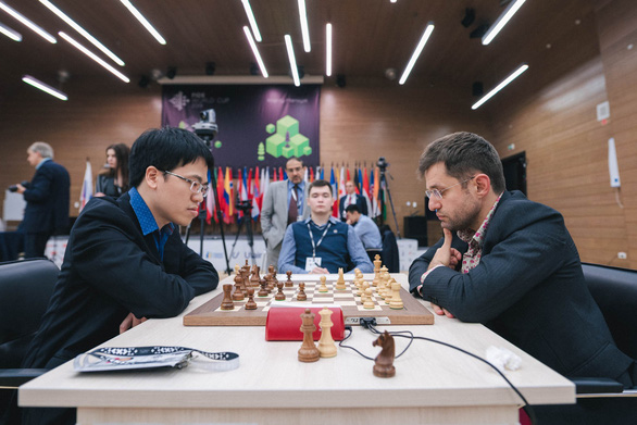 Lê Quang Liêm (trái) thất bại trước ĐKVĐ Levon Aronian ở vòng 4 - Ảnh: FIDE