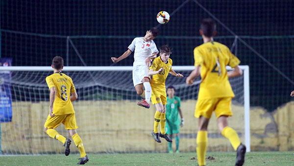 Dù ghi bàn trước nhưng U16 Việt Nam (áo trắng) đã thua ở phút 89. Ảnh: VFF