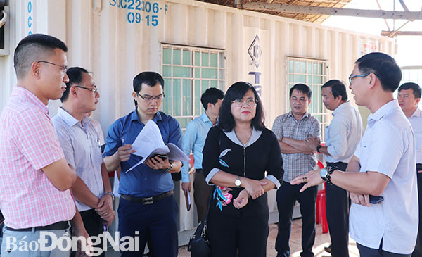 Phó chủ tịch UBND tỉnh Nguyễn Hòa Hiệp nghe các đơn vị liên quan báo cáo tiến độ thực hiện dự án