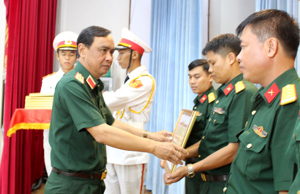 Thiếu tướng Nguyễn Minh Hoàng, Phó chính ủy Quân khu 7 trao Bằng khen cho Bộ CHQS tỉnh có thành tích trong phối hợp thực hiện Học kỳ quân đội