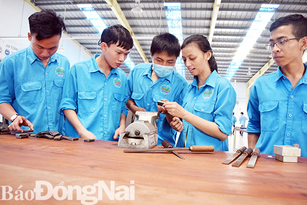 Nguyễn Thị Thảo Nhi, sinh viên nghề cơ điện tử Trường cao đẳng công nghệ quốc tế Lilama 2 cùng các bạn chuẩn bị cho bài thi cuối khóa. Thảo Nhi sẽ là một trong những lao động nghề cơ điện tử trình độ quốc tế đầu tiên tốt nghiệp tại Đồng Nai