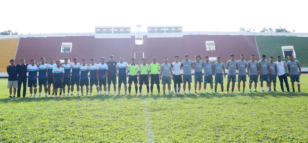 Bạn bè, đồng nghiệp, học trò tham gia thi đấu bóng đá giao hữu gây quỹ ủng hộ cho ông Trần Anh Thông