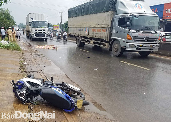 Hiện trường vụ tai nạn giao thông trên quốc lộ 1, tại km1837, thuộc địa bàn xã Hưng Thịnh (huyện Trảng Bom). Ảnh: H.Thắng