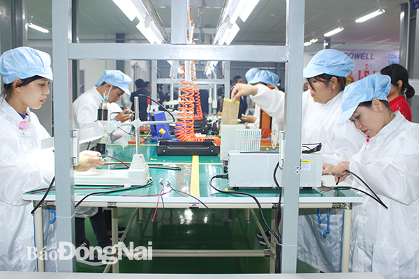 Sản xuất linh kiện đèn led tại Công ty TNHH Sowell Việt Nam (Khu công nghiệp Nhơn Trạch 3, huyện Nhơn Trạch). Ảnh: H.Lộc