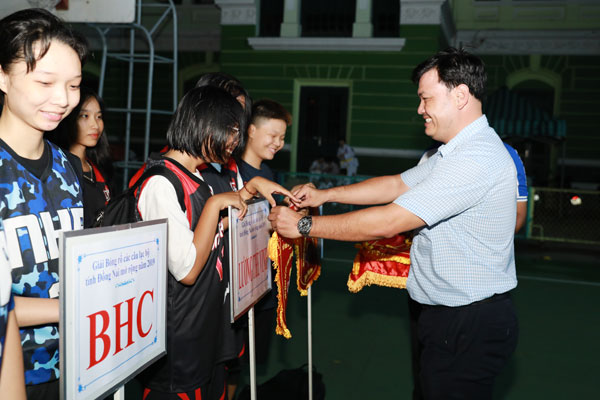 Phó giám đốc Trung tâm Huấn luyện và thi đấu TDTT tỉnh Nguyễn Thái Bình tặng cờ lưu niệm cho các CLB tham dự giải