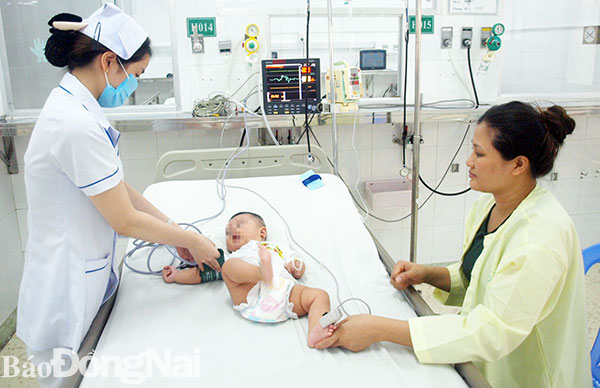  Điều trị trẻ mắc bệnh tay chân miệng tại Bệnh viện Nhi đồng Đồng Nai