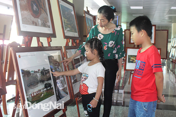 Khách tham quan triển lãm ảnh và phim phóng sự - tài liệu ASEAN