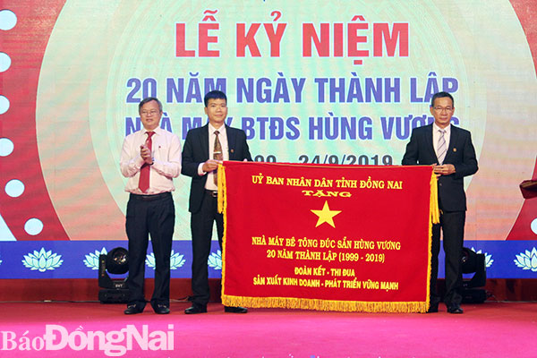 Chủ tịch UBND tỉnh Cao Tiến Dũng trao bức trướng cho Nhà máy bê tông đúc sẵn Hùng Vương ở Khu công nghiệp Thạnh Phú (huyện Vĩnh Cửu)