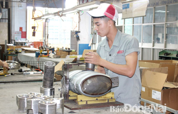 Công nhân kỹ thuật cao Công ty cổ phần công nghiệp Chính xác Việt Nam (huyện Trảng Bom) vận hành máy. Ảnh: L.Mai