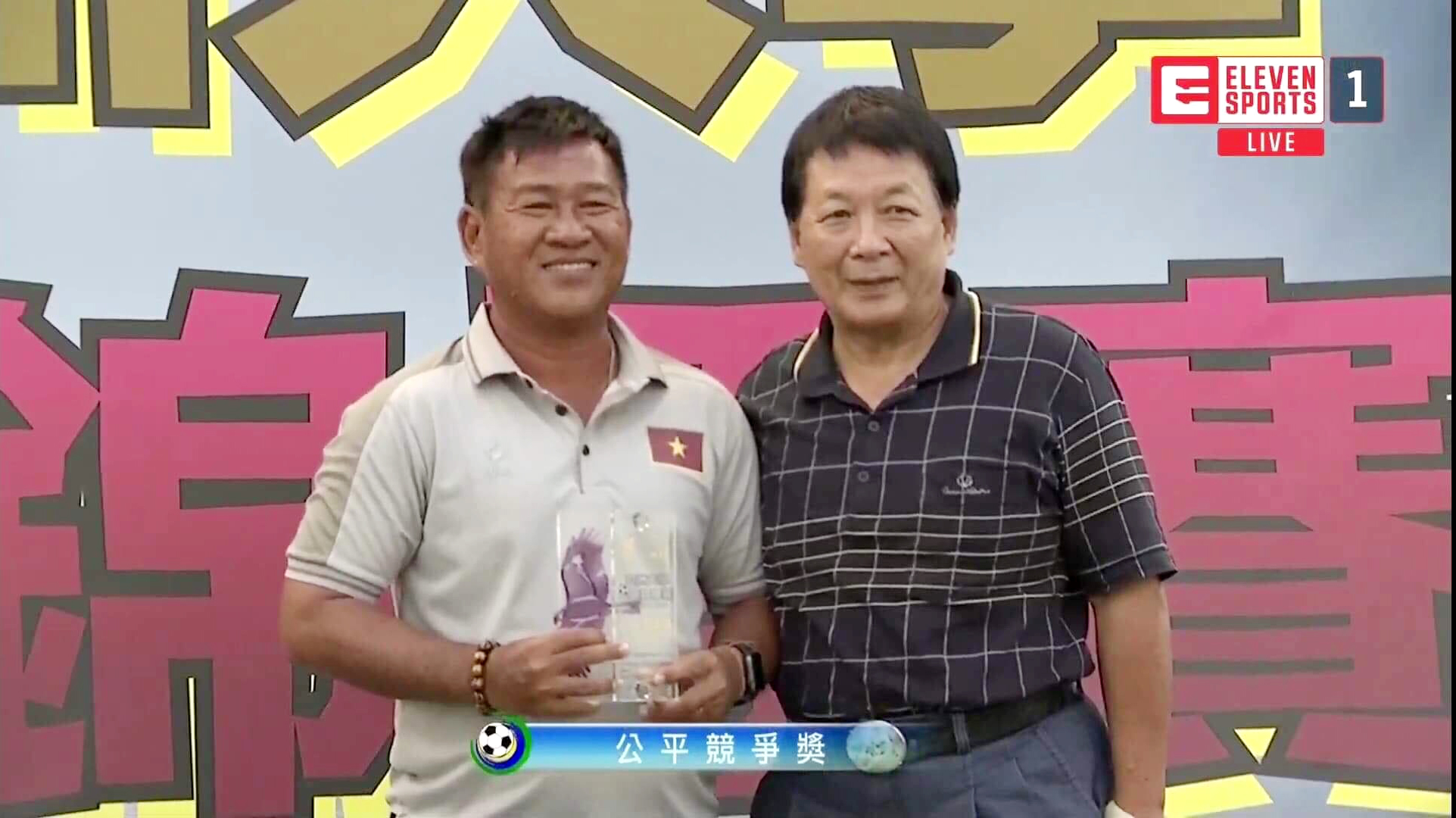 Đại diện đội bóng DNTU nhận giải thưởng Fair Play