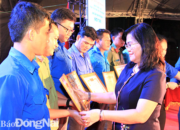 Đồng chí Nguyễn Hòa Hiệp, Phó chủ tịch UBND tỉnh tuyên dương, khen thưởng tập thể và cá nhân có thành tích xuất sắc trong đợt hoạt động “Tuổi trẻ Đồng Nai nhớ lời Di chúc theo chân Bác”