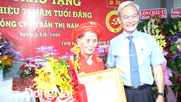 Ủy viên Trung ương Đảng, Bí thư Tỉnh ủy, Chủ tịch HĐND tỉnh Nguyễn Phú Cường trao huy hiệu 70 năm tuổi Đảng cho đảng viên lão thành Trần Thị Nam