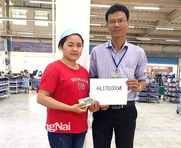 Đại diện Công đoàn Công ty TNHH Pousung Việt Nam trao số tiền hỗ trợ cho công nhân bị bệnh hiểm nghèo