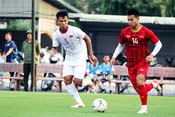 Văn Thanh đi bóng trong trận đấu tuyển Việt Nam đã hòa 0-0 trước khi thua U.22 Việt Nam 4-5 ở loạt luân lưu. Ảnh: VFF