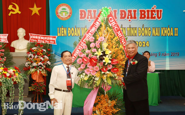 Đại võ sư quốc tế Trương Văn Bảo, Phó chủ tịch Liên đoàn VTCT thế giới, Việt Nam tặng lẵng hoa chúc mừng đại hội