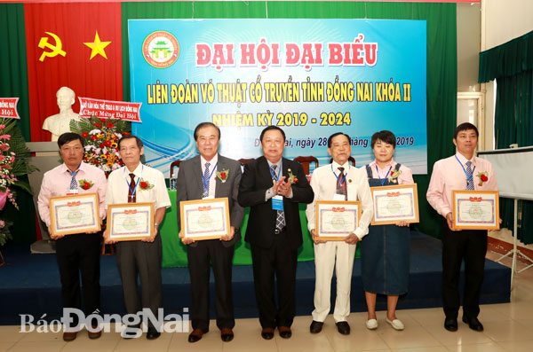 Đại võ sư quốc tế Lê Kim Hòa,  Phó chủ tịch, Trưởng ban chuyên môn Liên đoàn VTCT thế giới, Việt Nam trao giấy khen cho các cá nhân thể xuất sắc trong phong trào phát triển VTCT tỉnh giai đoạn 2014-2019